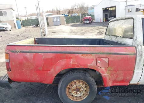 1987 Toyota Pickup 1/2 Ton Rn50 z USA, uszkodzony, nr VIN JT4RN50R4H0272812